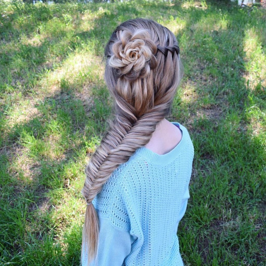 Simple rose braid with twisted sections