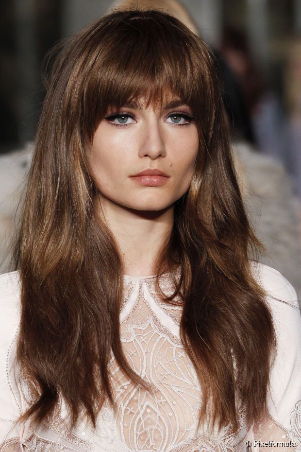 CHANGE-THE-STYLE-OF-THE-FRINGE-WITH-THE-HELP-OF-BRUSH-AND-DRYER