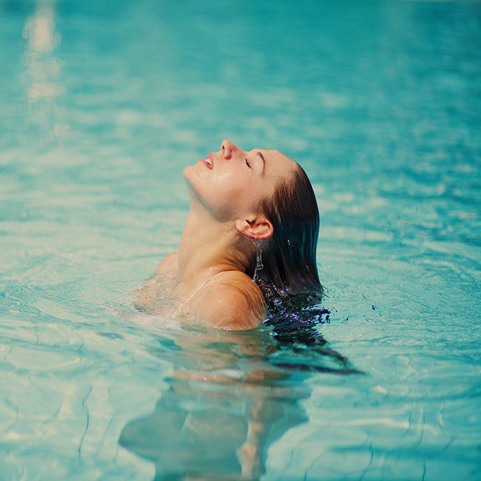 woman-with-hair-in-pool-chlorine hair treatment